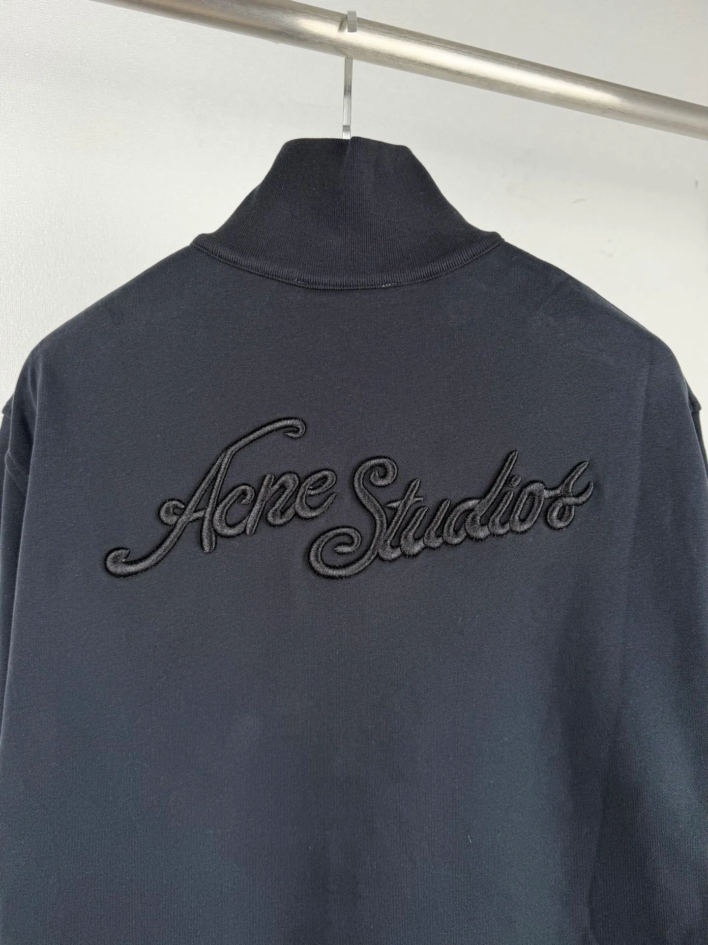 ACNE Studios embroidered logo zipper jacket. Customized cloud velvet double-ply soft cotton. Draped and crisp. The cloud is soft and skin-friendly. It is as quiet and melancholy as the deep sea mist blue. It smudges a collection-level luxury and elegance in silence. The echoing floral embroidery logo on the front and back is embroidered with fine silk thread to create the unique luxury logo totem of Acne Studios. It inherits the minimalist core of Scandinavia and integrates the edge of Retro street trend. The half-zip stand-up collar has a neat and elegant silhouette, redefining the style and aura of light luxury wear. Process 1: Using imported machine embroidery technology, using advanced computer control systems and precision mechanical components to realize the Acne Studios logo work with high precision and smooth and delicate lines. Process 2: The fabrics have been fermented and washed for better hand feel and texture. Not easy to deform, not easy to shrink, not easy to fade, and maintain long-term beauty. Accessories: Customized 1:1 Acne zipper Customized 1:1 Acne trademark Fit: Loose fit Size: S M L XL